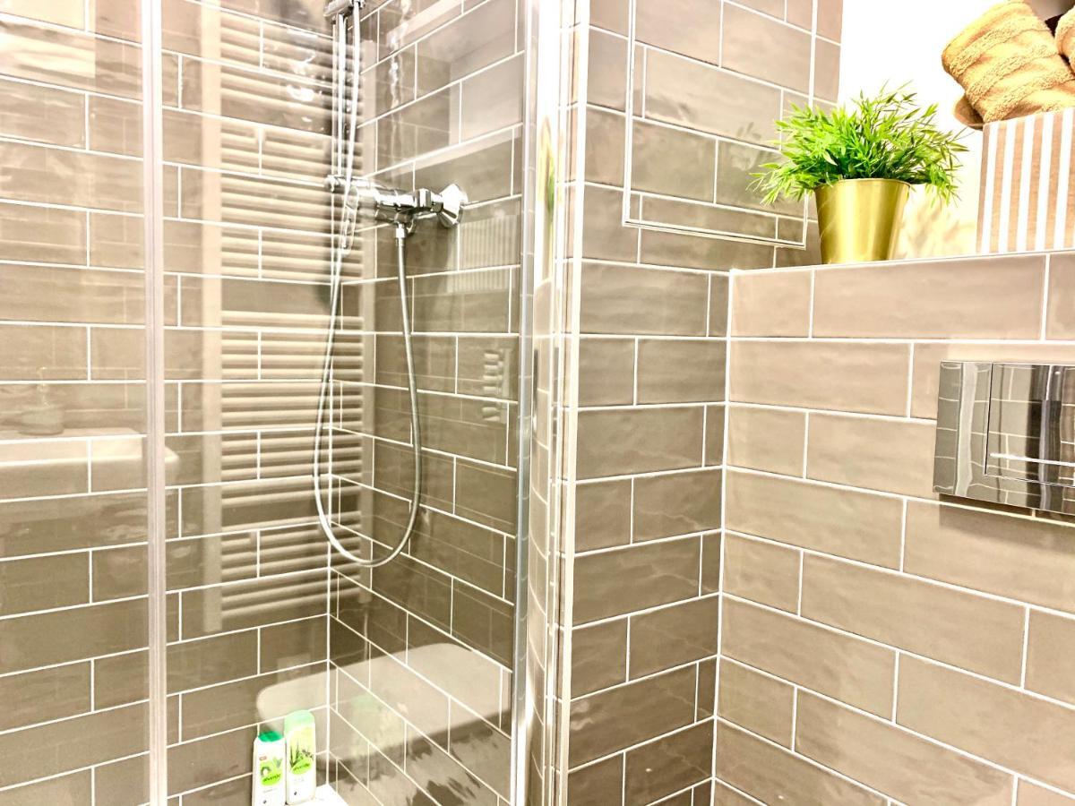 Luxury, Bright Studio With Parking And Balcony In Bratislava Center Kültér fotó