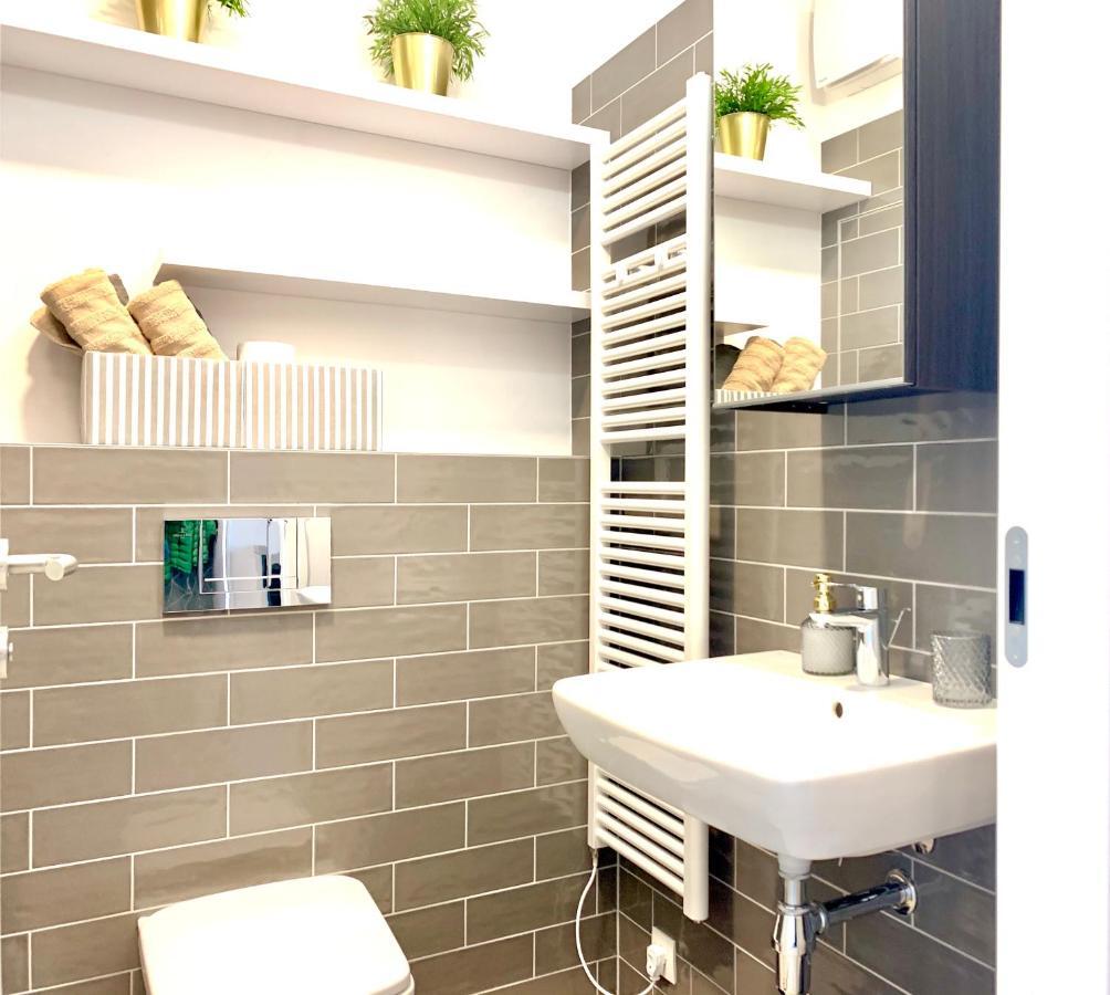 Luxury, Bright Studio With Parking And Balcony In Bratislava Center Kültér fotó